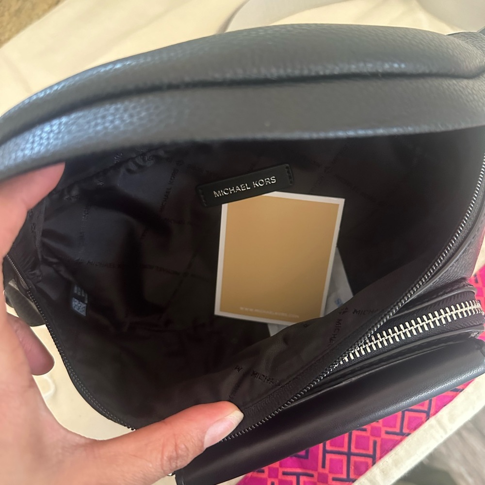 New Michael Kors Maisie Large Pebbled Leather 2-in-1 Sling Pack. - Picture 6 of 9